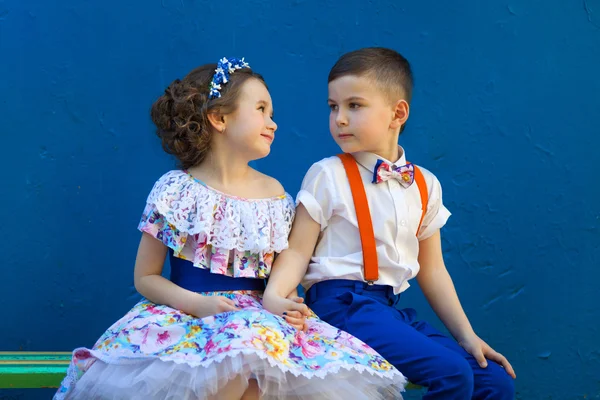 Niño y niña tomados de la mano. Día de San Valentín. Historia de amor —  Fotos de Stock