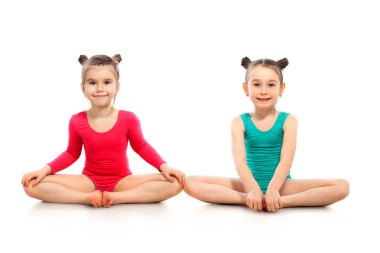 Beyaz bir arka plan üzerinde küçük kız jimnastikçi