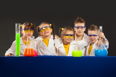 Laboratuvar grup çocuklar. Bilim ve eğitim laboratuarında