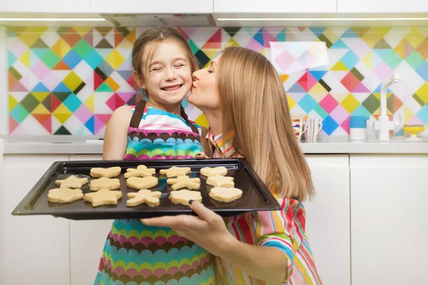 Malá holčička Příprava souboru cookie kuchyně pro svou matku — Stock fotografie