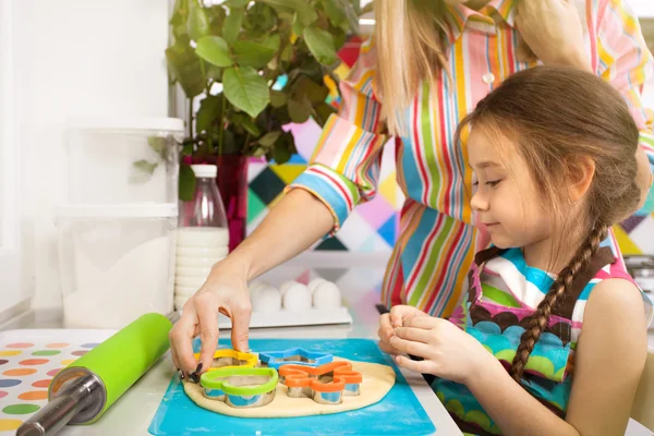 Malá holčička Příprava souboru cookie kuchyně pro svou matku — Stock fotografie