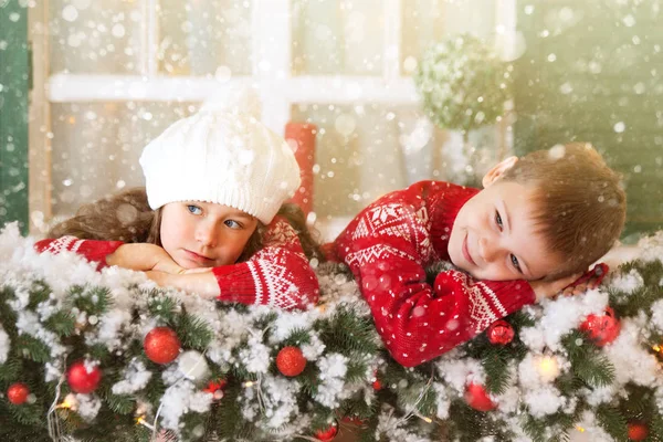 Barn flicka och pojke väntar jul, sportlov — Stockfoto