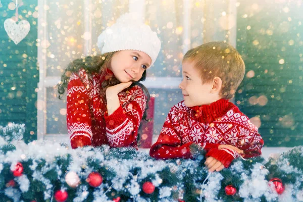 Niños niña y niño esperando Navidad, vacaciones de invierno — Foto de Stock