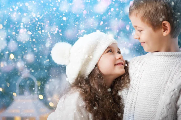 Bambini felici ragazza e ragazzo in una passeggiata invernale — Foto Stock