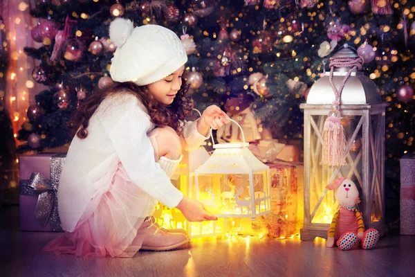Carino bambina con lanterna vacanza vicino all'albero di Natale — Foto Stock