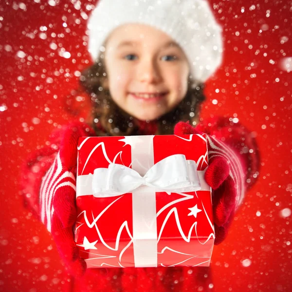 Счастливая девочка с рождественским подарком, распродажа новогодних подарков — стоковое фото