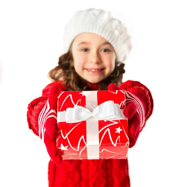 Gelukkig klein meisje met de gift van Kerstmis op geïsoleerde witte achtergrond — Stockfoto