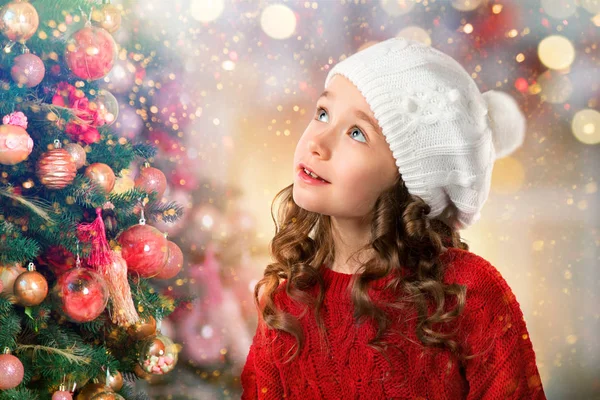 Noel ağacı yakınındaki sevimli küçük kız. Yeni yıl kartı — Stok fotoğraf