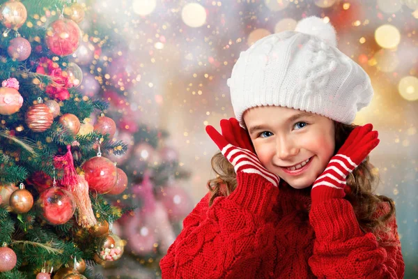 Petite fille pense au Père Noël près de l'arbre de Noël — Photo