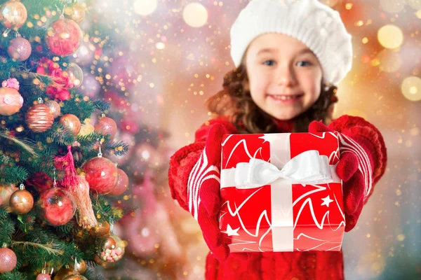 Gelukkig klein meisje met gave in de buurt van de kerstboom — Stockfoto