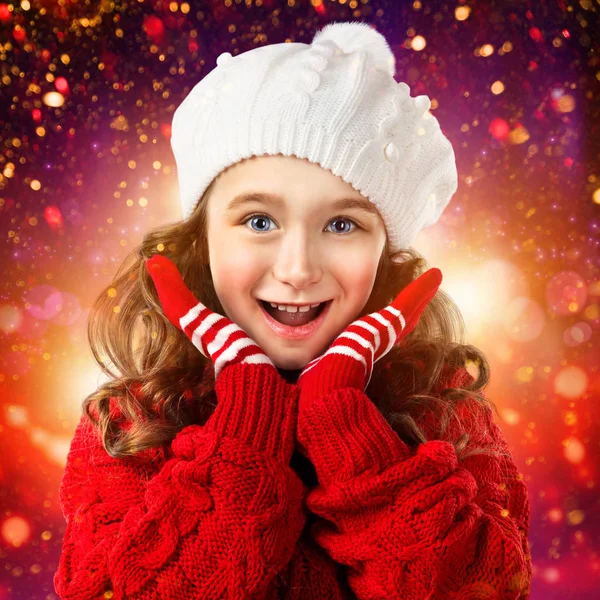 Маленькая девочка в зимней одежде, подумай о Санте. Фон освещения — стоковое фото