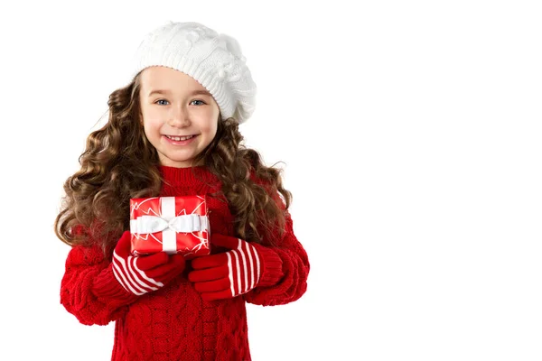 Mode liten flicka med julklapp, isolerad på vit bakgrund — Stockfoto