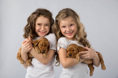 Beyaz arka plan üzerinde izole puppys çocuklarla. Çocuk evde beslenen hayvan dostluk