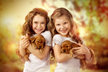 Puppys açık ile sevimli iki küçük kız. Çocuk evde beslenen hayvan dostluk