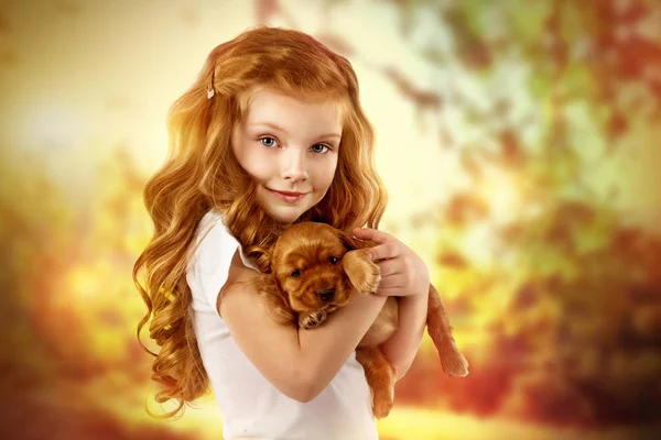Mooie roodharige meisje met puppy buiten. Kid huisdier vriendschap — Stockfoto