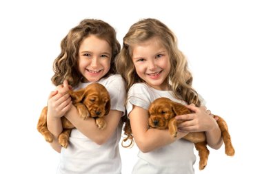 Beyaz arka plan üzerinde izole puppys çocuklarla. Çocuk evde beslenen hayvan dostluk