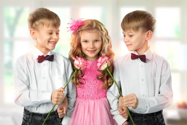 Les jumeaux donnent des fleurs à une petite fille. Saint Valentin. Enfant et enfants aiment — Photo