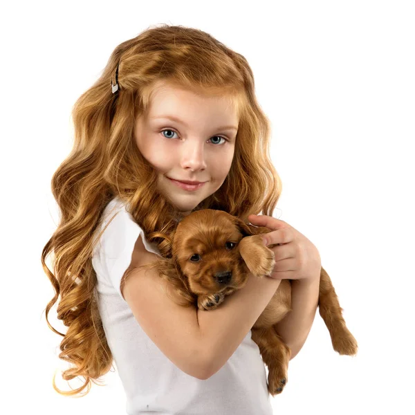 Menina ruiva com filhote de cachorro isolado no fundo branco. Criança Pet Amizade — Fotografia de Stock