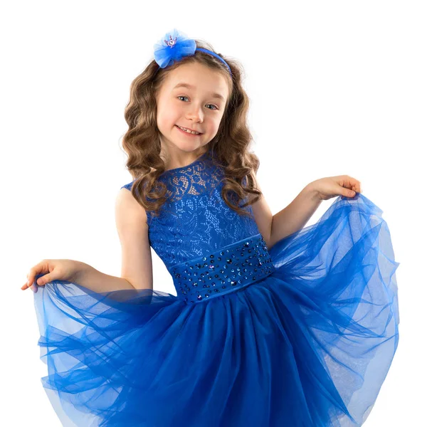 Retrato de uma menina bonita em vestido de princesa azul, isolado no fundo branco — Fotografia de Stock