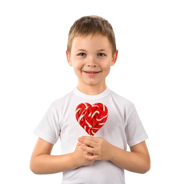 Niño con corazón de piruleta de caramelo aislado en blanco. Día de San Valentín . —  Fotos de Stock