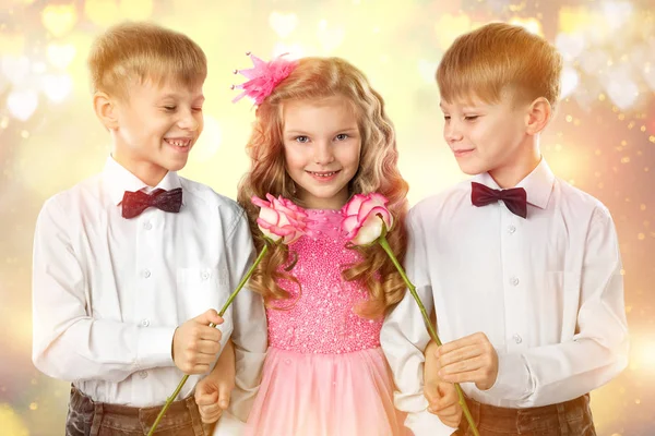 Los gemelos le dan flores a una niña. Día de San Valentín y mujeres retrato de arte.. Niño y niños aman — Foto de Stock