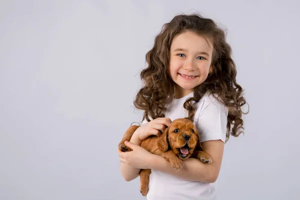 Bambina con cucciolo rosso isolato su sfondo bianco. Kid Amicizia animale domestico — Foto Stock