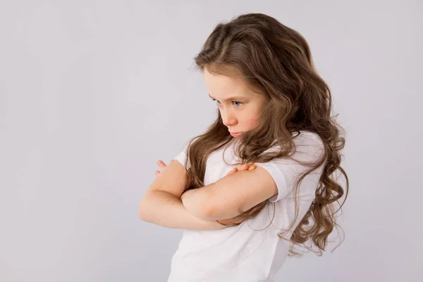 Retrato de niña enojada y triste aislada sobre fondo blanco —  Fotos de Stock