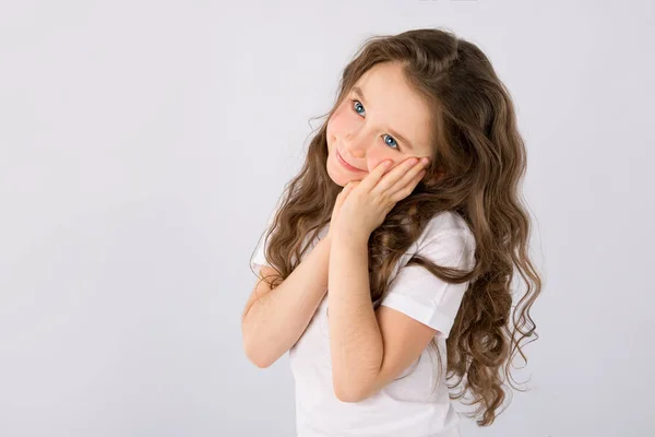 Retrato de adorable niña soñadora aislada en un blanco —  Fotos de Stock