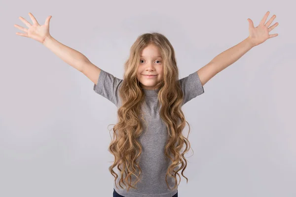 Glücklich kleines Mädchen Blondine mit schönen Haaren isoliert auf weißem Hintergrund. — Stockfoto
