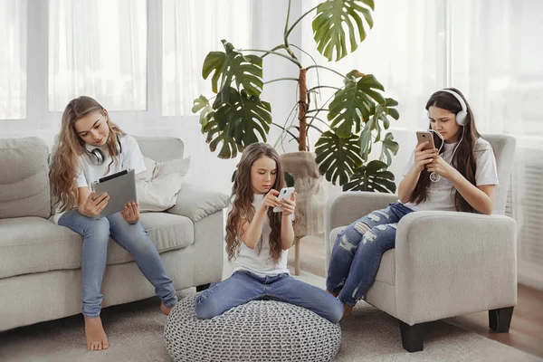 Grup, genç kız araçları kullanma. Telefonlar ve tabletler, akıllı telefonlar ve kulaklık ile çocuklar