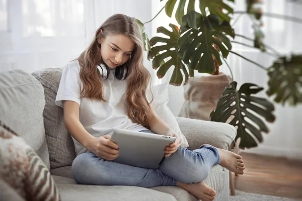 Hermosa chica adolescente con tablet PC. Concepto de ocio, tecnología y personas — Foto de Stock