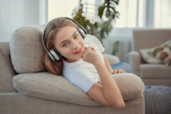 Όμορφο κορίτσι εφηβικής με smartphone και ακουστικά ακούγοντας μουσική. — Φωτογραφία Αρχείου