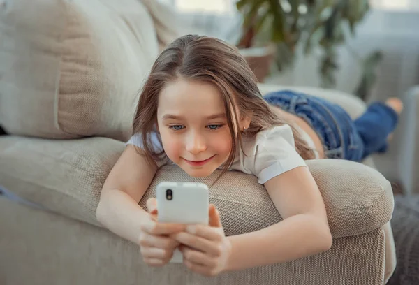 Schönes kleines Mädchen mit Smartphone. Freizeit, Kinder, Technik und Menschen-Konzept — Stockfoto