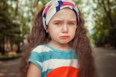 Kızgın ve üzgün küçük kız portresi. Çocuk duygular