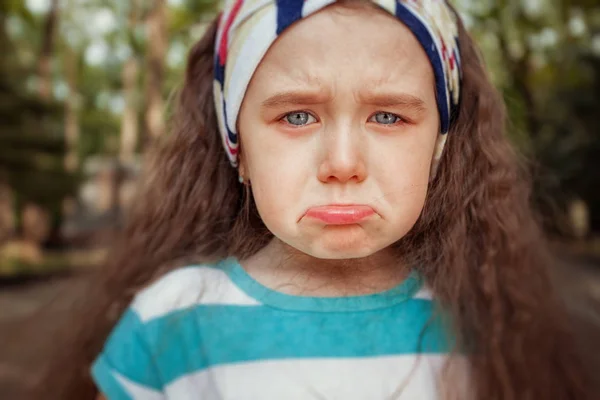 怒って、悲しい少女の肖像画。子供の感情 — ストック写真
