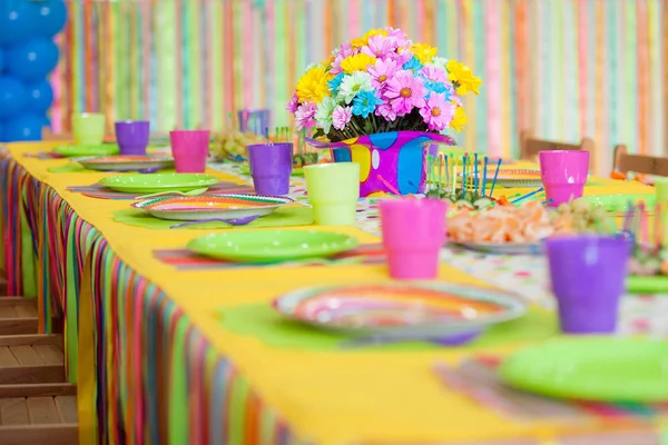 Serveren van kleurrijke tabel met decoratie voor verjaardag kind — Stockfoto