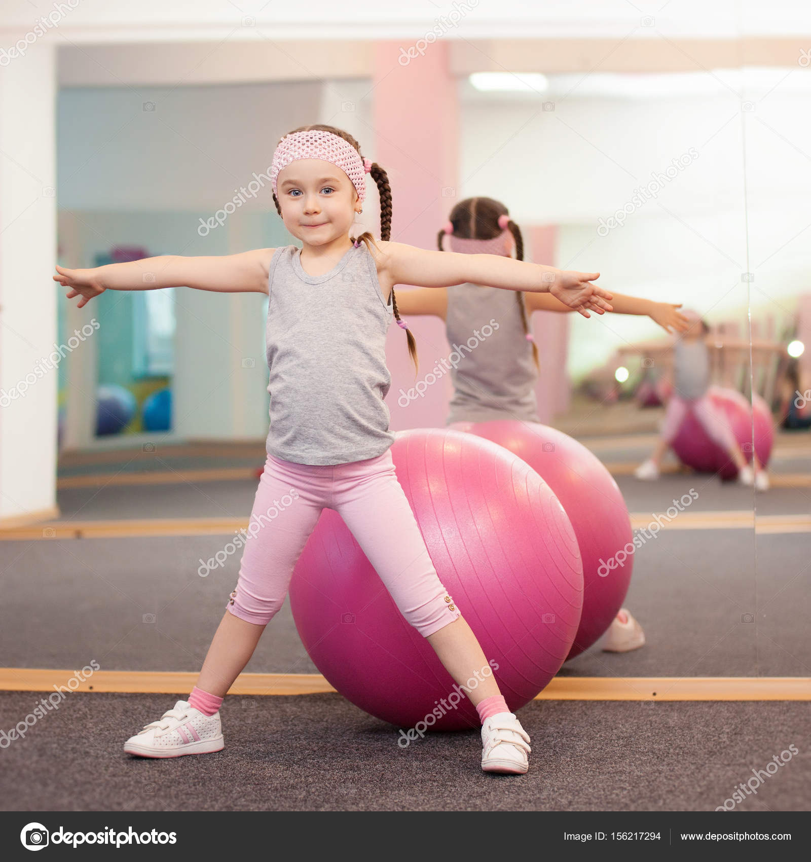 Entrenamiento Físico En Casa. Deporte Infantil. Equipo De Pilates.  Accesorios De Fisioterapia. Chica Relajada Sonriente Sentada En El Suelo  Con Pelota De Ejercicio Sobre Fondo Claro. Fotos, retratos, imágenes y  fotografía de