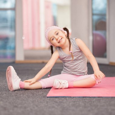 Kız çocuk egzersiz germe sağlık kulübü, Fitness egzersizleri yapıyor