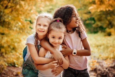 Neşeli Park açık havada oynayan çocuklar grubu. Çocuklar dostluk kavramı