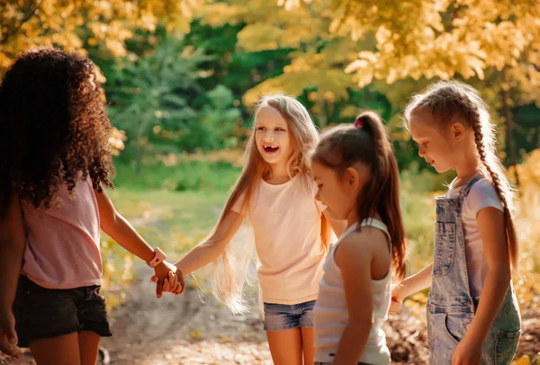 Grupp av barn som leker glada Park utomhus. Barn vänskap koncept — Stockfoto