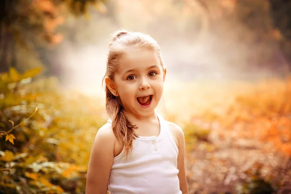 아이 들 웃 고 행복 개념. 귀여운 웃는 어린 소녀의 야외 초상화. — 스톡 사진