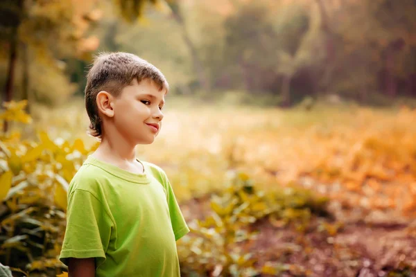 Açık portre sevimli bir çocuk. Mutluluk gülümseyen çocuklar