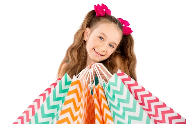 Satılık. Birçok alışveriş torbaları ile sevimli küçük kız. Alışveriş üzerinde bir çocuk portresi. — Stok fotoğraf
