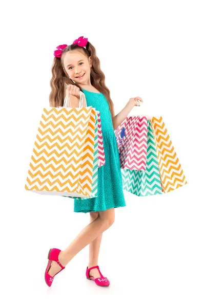 Sprzedaży. Ładna dziewczynka z wielu torby na zakupy. Portret z dzieckiem na zakupy. — Zdjęcie stockowe