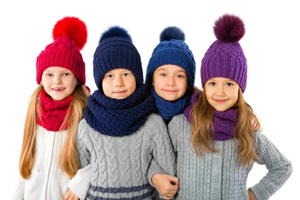 冬の暖かい帽子とスカーフ白で隔離のかわいい子供たちのグループです。子供たちの冬の服 — ストック写真