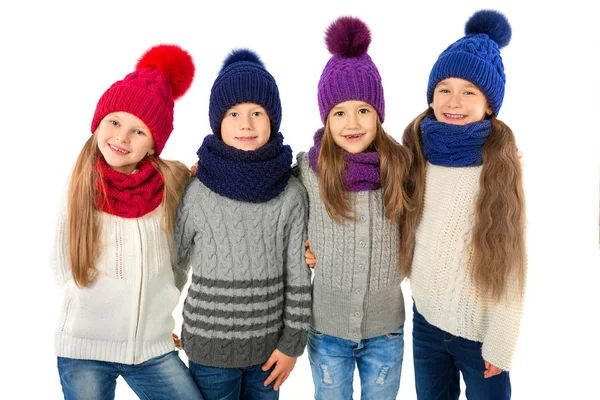 一群可爱的孩子在冬天温暖的帽子和围巾隔离白色。儿童冬季服装 — 图库照片
