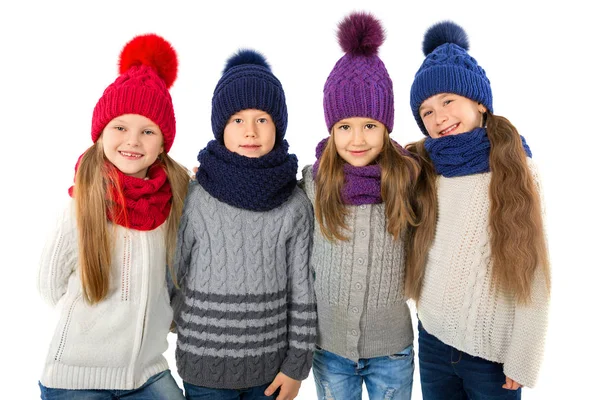Skupina roztomilé děti v zimě teplé čepice a šály izolované na bílém. Dětské zimní oblečení — Stock fotografie