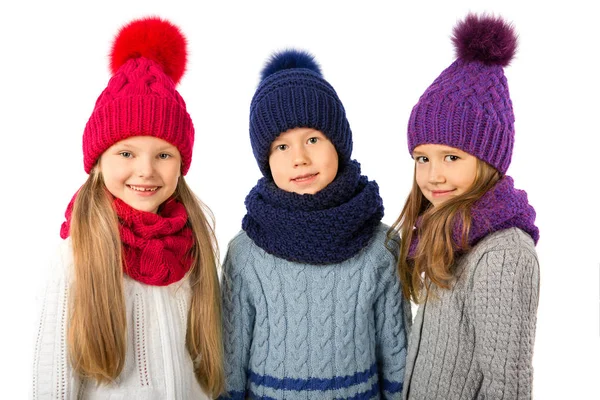 Grupp av söta barn i vinter varma mössor och halsdukar isolerade på vitt. Barn vinterkläder — Stockfoto