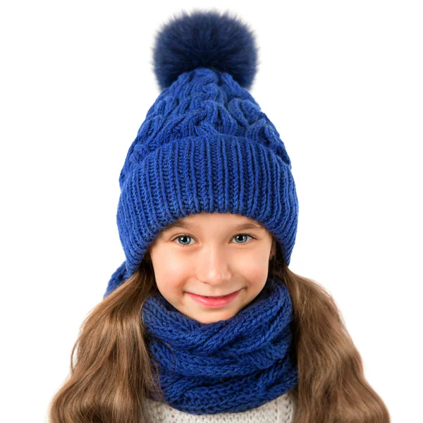 Όμορφο κοριτσάκι σε χειμώνα ζεστό μπλε καπέλο και κασκόλ που απομονώνονται σε λευκό. Παιδιά χειμωνιάτικα ρούχα — Φωτογραφία Αρχείου