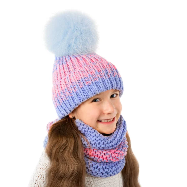Güzel küçük bir kız kış sıcak şapka ve beyaz izole eşarp. Çocuk kış giysileri — Stok fotoğraf